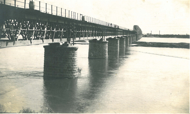 Северная часть моста во время наводнения 1932 года. Фотограф М.К. Скамони-Шапшинский