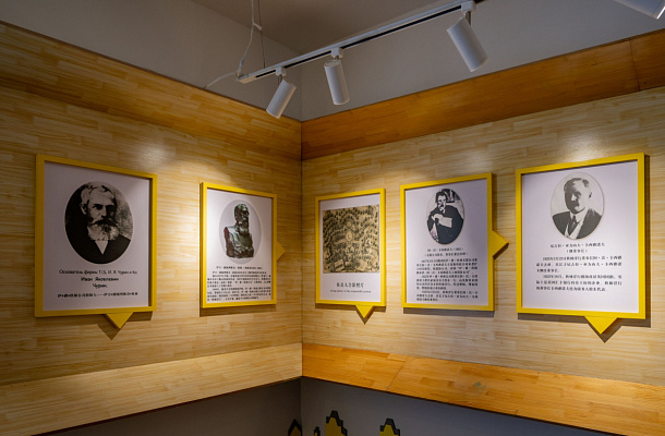 Зона в универмаге «Цулинь», посвященная истории компании «И.Я. Чурин и Ко». Сентябрь 2024. Фото Елизаветы Кириной