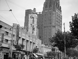 Бабблинг Уэлл род, кинотеатр «Гранд» и «Парк-отель» в 1930-е гг. Источник: Hudec Collections, University of Victoria