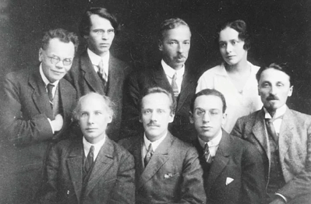 А. Белый, М.А. Осоргин, А.В. Бахрах, Б.К. Зайцев. Стоят: А.М. Ремизов, В.Ф. Ходасевич, П.П. Муратов, Н.Н. Берберова. Берлин, 1923