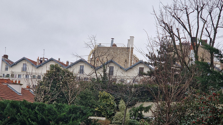 Рю Барро. Вид на крыши «Маленькой России». Март 2025. Фото Стефана Менегальдо