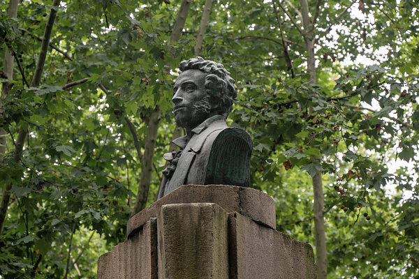 Современный шанхайский памятник А.С. Пушкину. Скульптор Гао Юньлун, архитектор Ци Цзыхун. Август 2024. Фото Елизаветы Кириной