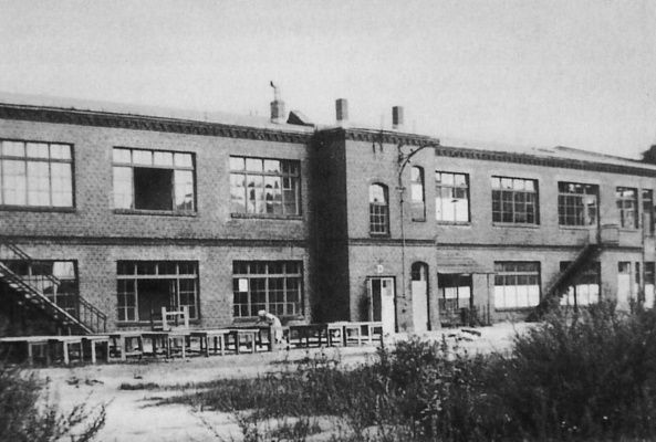 Баухауз в Берлине. Здание бывшей телефонной фабрики на Биркбуштрассе. Начало 1933