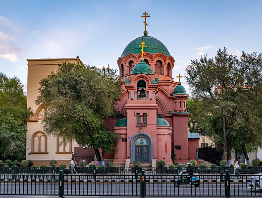 Общий вид на Свято-Покровскую церковь с проспекта Дундачжи. Сентябрь 2024. Фото Елизаветы Кириной