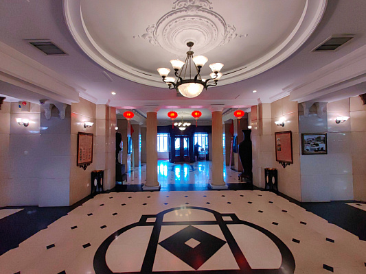 Фойе гостиницы «Врата Дракона». Январь 2024. Фото Сюй Хун