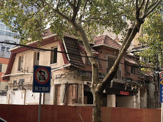 Здание по адресу: 1389, Юйюань лу до реконструкции. Август 2018. Фото Михаила Дроздова