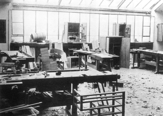 Столярная мастерская (столярная и ткацкая) Баухауза в Веймаре. Начало 1920-х