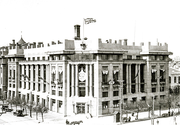 Гонконг-Шанхайский банк. 1937. Центральный вход украшен английской королевской символикой по случаю коронации Георгия VI (12.05.1937). Источник: https://pastview-assets.s3-eu-west-1.amazonaws.com/org/75/other/exhibitions/exhib-ww2-part-1/c4-s36-poi1-i1.jp
