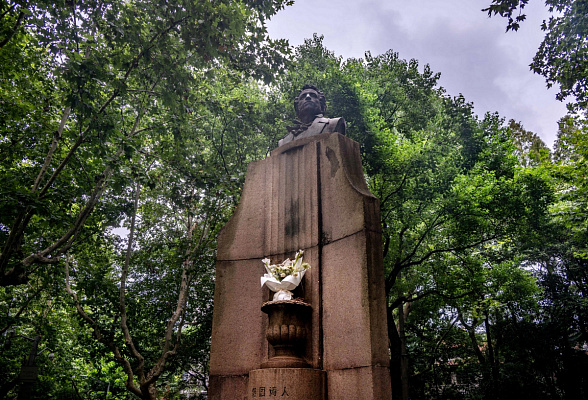 Современный шанхайский памятник А.С. Пушкину. Скульптор Гао Юньлун, архитектор Ци Цзыхун. Август 2024. Фото Елизаветы Кириной