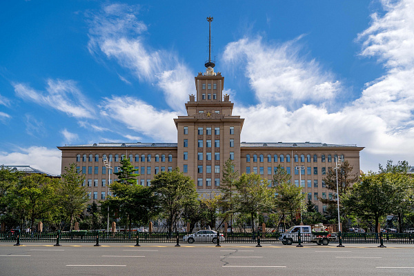 Главное здание Харбинского политехнического университета. Вид с проспекта Сидачжи. Сентябрь 2024. Фото Елизаветы Кириной