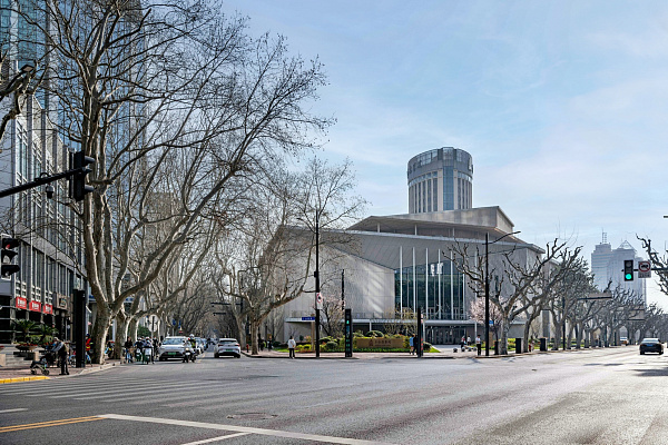 Вид на новый кампус Шанхайской консерватории с угла бывшей авеню Жоффр и рут Пишон (ныне Хуайхай чжун лу и Фэньян лу). Апрель 2023. Фото Елизаветы Кириной