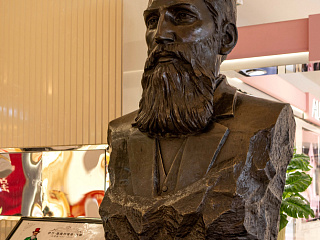 Бронзовый бюст И.Я. Чурина работы скульптора Ф.К. Валенского (1938). Сентябрь 2024. Фото Елизаветы Кириной