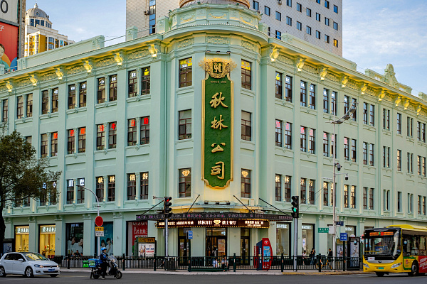 Центральный вход в торговый дом «Цулинь». Сентябрь 2024. Фото Елизаветы Кириной