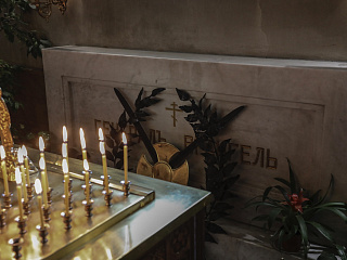 Могила П.Н. Врангеля в правом притворе Свято-Троицкой церкви. Наши дни. Сентябрь 2021