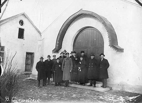 Генерал П.Н. Врангель (в центре) и архитектор В.В. Сташевский (1-й справа) перед освящением Свято-Троицой церкви в Белграде. Январь 1925