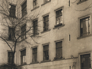 Дом по адресу Гольцштрассе, 9, где располагался театр Я. Южного «Синяя птица». Середина 1920-х. Источник: Das russische Kulturleben im Berlin der 1920er Jahre. Berlin, KLAK Verlag, 2014