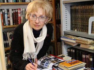 Елена Якунина, главный редактор издания «Русский очевидец», в Тургеневской библиотеке. 2016. Фото Бориса Гесселя