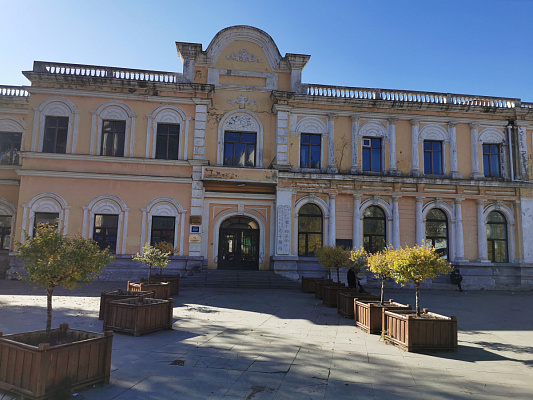 Особняк Д.Л. Хорвата, где сегодня располагается дом престарелых. Осень 2023. Фото Сергея Коршунова и Мэй Вэйчжан