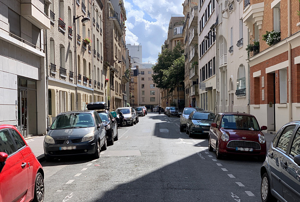 Рю Огюст Виту. Август 2021. Справа дом № 2, последний адрес А.Н. Бенуа. Источник: https://commons.m.wikimedia.org/wiki/File:Rue_Auguste_Vitu_-_Paris_XV_(FR75)_-_2021-08-08_-_1.jpg