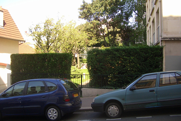 Рю Давьель. Сад на месте дома, где ранее находилась редакция «Современных записок». Июль 2008. Фото Манфреда Шрубы