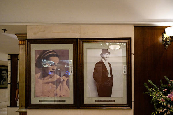 Ларисса Андерсен и Александр Вертинский в портретной галерее гостиницы «Модерн». Сентябрь 2024. Фото Елизаветы Кириной