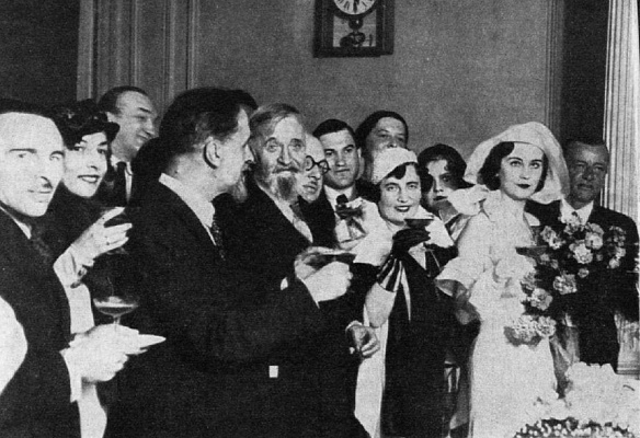 «Мисс Европа» Татьяна Маслова в гостях у журнала на рю Клеман Маро, 24. Слева от нее: мать и художник К.А. Коровин. 1933. Источник: Иллюстрированная Россия. 1933. № 25 (423)