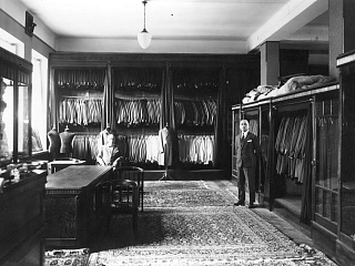 Универмаг Чурина на Большом проспекте. Отдел готового платья. 1930-е. Фотограф В.П.Абламский. Источник: https://humus.livejournal.com/8944985.html