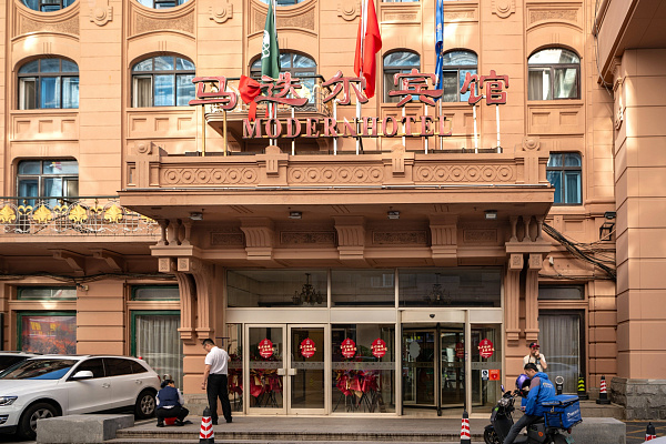 Центральный вход в гостиницу «Модерн». Сентябрь 2024. Фото Елизаветы Кириной