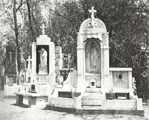 Надгробные памятники А.Г. Ярцевой (слева) и доктору И.Г. Урзову. Фото из личного архива Т.В. Жилевич