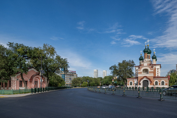 Общий вид на Иверскую церковь и детский приют "Ясли". Сентябрь 2024. Фото Елизаветы Кириной