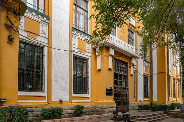 Здание бывших Мужского и Женского коммерческих училищ. Сентябрь 2024. Фото Елизаветы Кириной